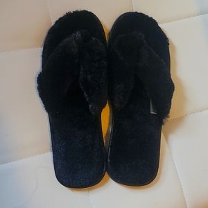 Black faux fur slippers